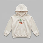Krem %100 pamuklu Oeko-Tex sertifikalı kalın polar çocuk hoodie. Sol göğsünde iki renkli arc 'CARROTTE' yazısı ve karate yapan havuç nakışı bulunur. Fermuarsız tasarımı, kanguru cebi, içi şardonlu sıcak tutan ve terletmeyen dokusuyla kış boyu konfor sunar. Yüksek kalite Alman nakış işçiliğiyle üretilmiş premium kışlık çocuk sweatshirt detayı.