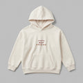 Krem renkli, Oeko-Tex sertifikalı kalın polar çocuk kapüşonlu sweatshirt. Göğüs kısmında kırmızı renkli "DAD'S BEST" yazısı ve hemen altında renkli noktalarla detaylandırılmış "F.R.I.E.N.D" nakışı yer alır. İçi şardonlu dokusu kışın soğuğu keser, sıcak tutar ve terletmez. Yüksek kalite Alman nakış işçiliğiyle üretilmiş kanguru cepli, babalar ve çocuklar için tasarlanmış anlamlı premium kışlık tasarım.