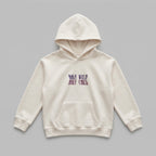 Krem renkli, Oeko-Tex sertifikalı kalın polar çocuk kapüşonlu sweatshirt. Göğüs kısmında mor ve pembe tonlarında geçişli renk efektiyle "HALF WILD HALF CHILD" yazılı esprili nakış detayı yer alır. İçi şardonlu dokusu kışın sıcak tutar, rüzgarı keser ve terletmez. Fermuarsız tasarımı, kanguru cebi ve birinci sınıf Alman nakış ipliği kullanılarak özenle üretilmiş, çocukların enerjik doğasına uyum sağlayan premium kışlık tasarım.