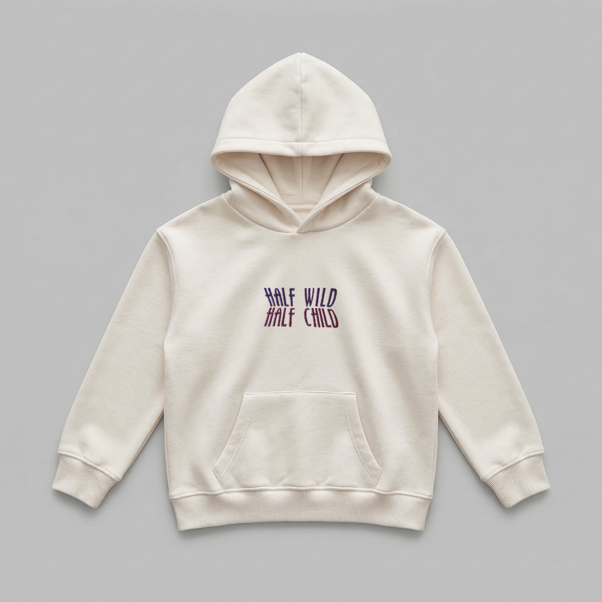 Krem renkli, Oeko-Tex sertifikalı kalın polar çocuk kapüşonlu sweatshirt. Göğüs kısmında mor ve pembe tonlarında geçişli renk efektiyle "HALF WILD HALF CHILD" yazılı esprili nakış detayı yer alır. İçi şardonlu dokusu kışın sıcak tutar, rüzgarı keser ve terletmez. Fermuarsız tasarımı, kanguru cebi ve birinci sınıf Alman nakış ipliği kullanılarak özenle üretilmiş, çocukların enerjik doğasına uyum sağlayan premium kışlık tasarım.