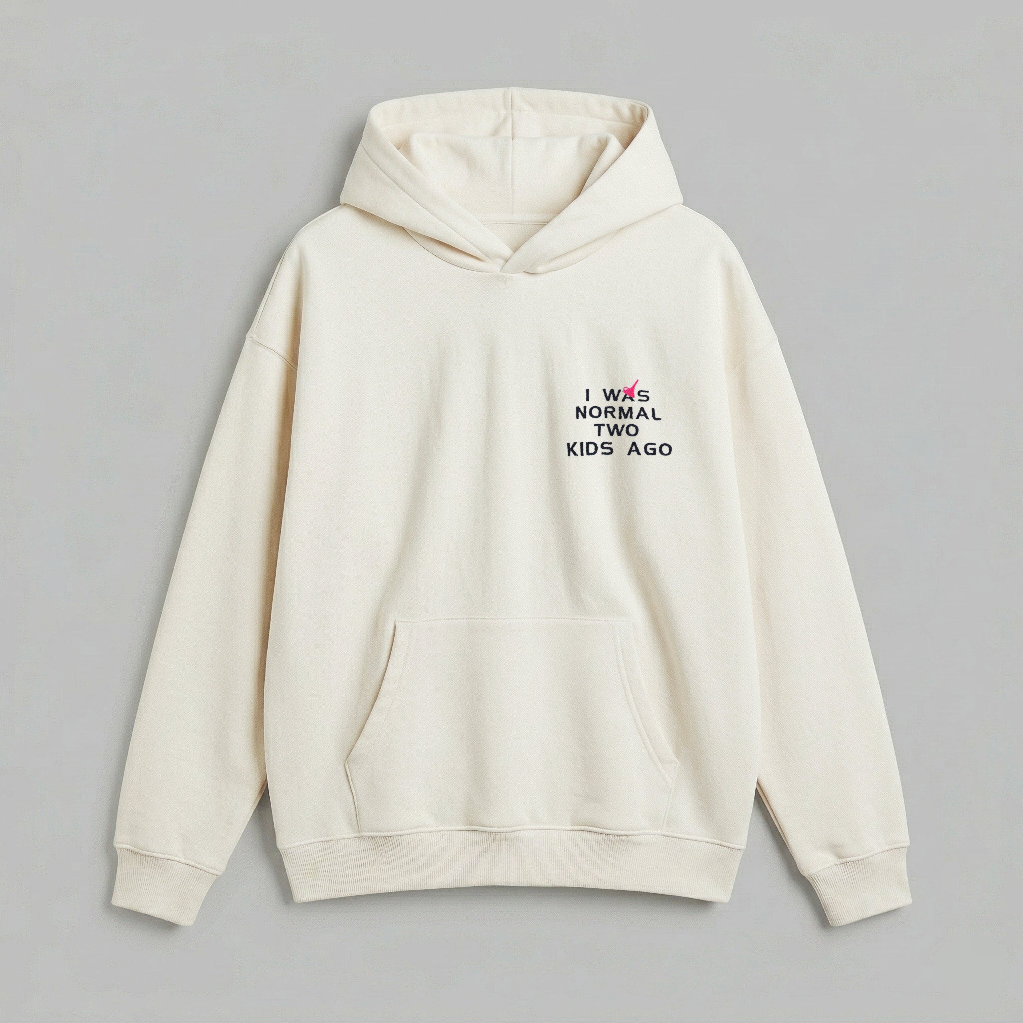Aile üyelerinizin sayısına özel uyarlanan esprili nakışa sahip krem renkli premium ebeveyn hoodie. Oeko-Tex sertifikalı %65 pamuklu rüzgar kesen dış yüzeyi ve içi kalın şardonlu yapısıyla soğuk havalarda üstün ısı yalıtımı sağlar. Birinci sınıf Alman nakış tekniği kullanılarak işlenen bu özel tasarım, dökümlü yapısı ve nefes alan kumaşıyla terlemeyi önler. Dayanıklı kanguru cebi ve kalın ribana detaylarıyla hem konforlu hem de yıpranmaya karşı uzun ömürlü bir kış gardırobu parçasıdır.