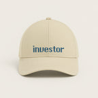 Krem renkli %100 pamuklu premium beyzbol şapkası. Ön panelinde petrol mavisi iplikle, modern fontta işlenmiş minimal "investor" nakışı yer alır. Yüksek kalite Alman nakış işçiliğiyle üretilmiştir. Nefes alan yapısı ve ayarlanabilir tokasıyla terletmez, başa tam uyar. Yatırımcılar için sade ve iddialı premium günlük aksesuar.