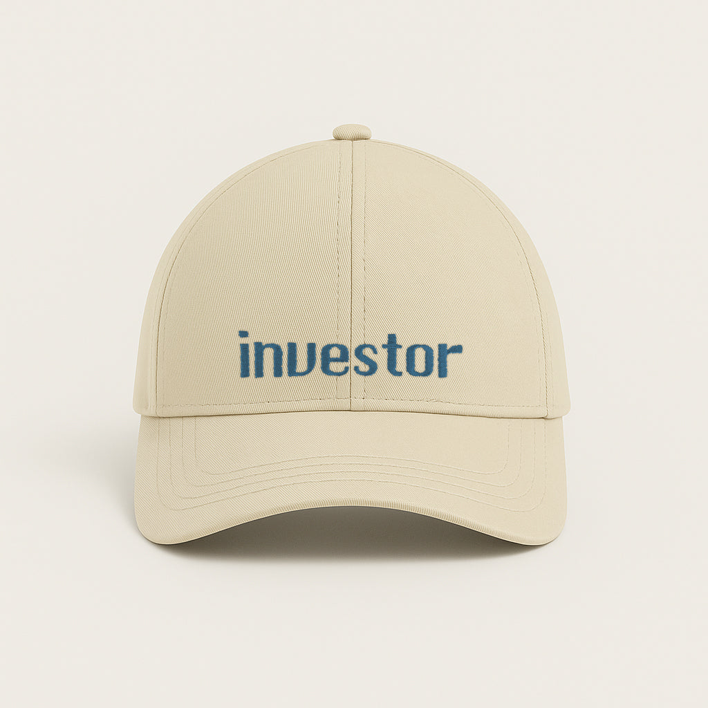 Krem renkli %100 pamuklu premium beyzbol şapkası. Ön panelinde petrol mavisi iplikle, modern fontta işlenmiş minimal "investor" nakışı yer alır. Yüksek kalite Alman nakış işçiliğiyle üretilmiştir. Nefes alan yapısı ve ayarlanabilir tokasıyla terletmez, başa tam uyar. Yatırımcılar için sade ve iddialı premium günlük aksesuar.