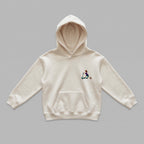 Krem renkli, Oeko-Tex sertifikalı kalın polar çocuk kapüşonlu sweatshirt. Göğüs kısmında zarif, minimal ve rahatsız etmeyen ufak boyutlarda "scootera binen çocuk" nakışı yer alır. İçi şardonlu dokusu kışın sıcak tutar, rüzgarı keser ve terletmez. Fermuarsız tasarımı, kanguru cebi ve birinci sınıf Alman nakış ipliği kullanılarak özenle üretilmiş, çocukların kışlık stiline sade ve şık bir dokunuş katan premium tasarım.