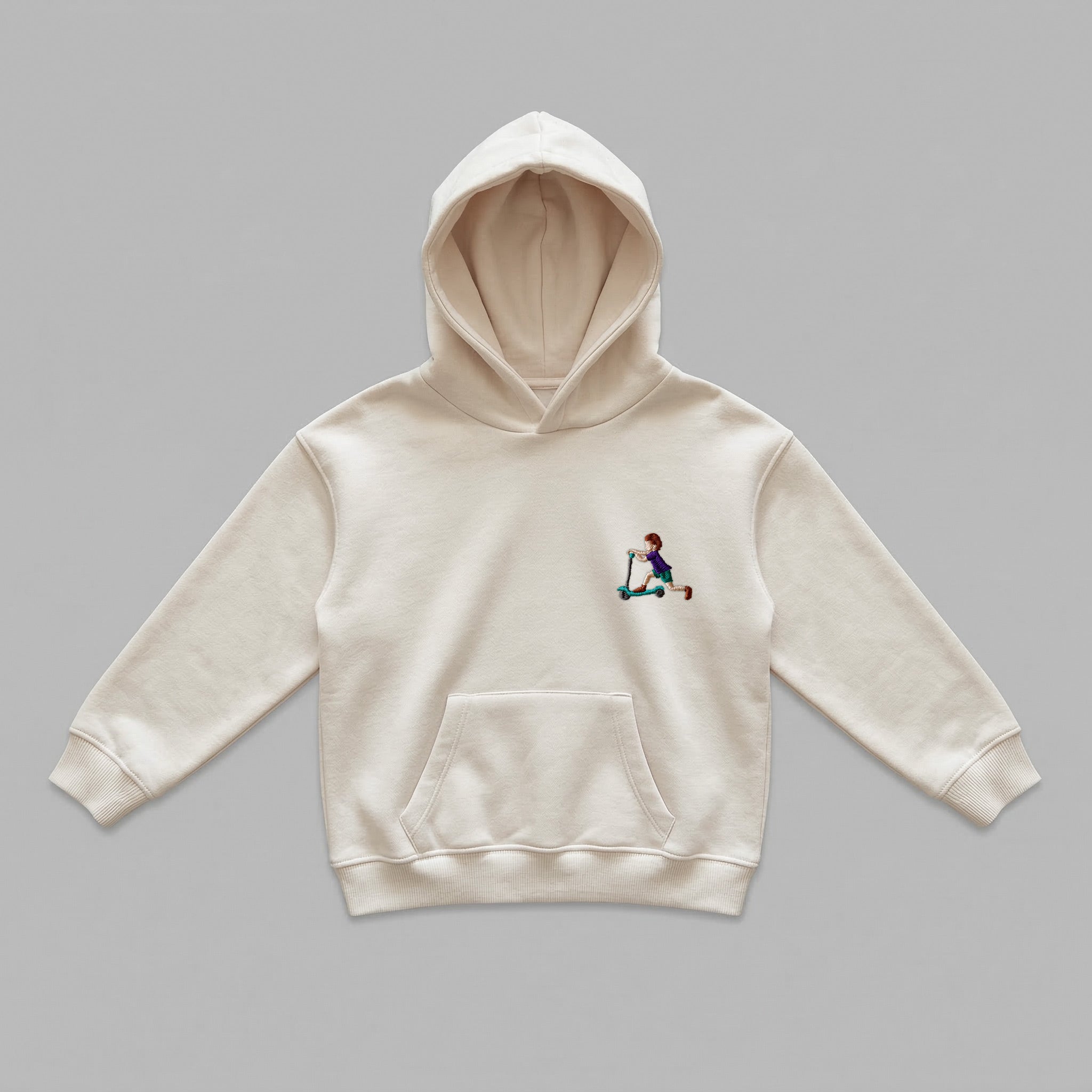 Krem renkli, Oeko-Tex sertifikalı kalın polar çocuk kapüşonlu sweatshirt. Göğüs kısmında zarif, minimal ve rahatsız etmeyen ufak boyutlarda "scootera binen çocuk" nakışı yer alır. İçi şardonlu dokusu kışın sıcak tutar, rüzgarı keser ve terletmez. Fermuarsız tasarımı, kanguru cebi ve birinci sınıf Alman nakış ipliği kullanılarak özenle üretilmiş, çocukların kışlık stiline sade ve şık bir dokunuş katan premium tasarım.