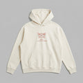 Annelik güzelliğini yansıtan "MOM is a reflection of WOW" nakış tasarımıyla öne çıkan krem renkli premium kadın hoodie modeli. Yüksek kalite Alman nakış sanatıyla işlenmiş bu model, %65 pamuklu rüzgar geçirmeyen dış yüzeyi ve içi kalın şardonlu polar dokusuyla soğuğa karşı tam koruma sağlar. Nefes alan dökümlü yapısı sayesinde terlemeyi engeller. Oeko-Tex onaylı sağlıklı kumaşı, kullanışlı kanguru cebi ve dayanıklı ribana detaylarıyla anneler için hem anlamlı hem de konforlu bir kışlık gardırop parçasıdır.