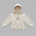 Krem renkli, Oeko-Tex sertifikalı kalın polar çocuk kapüşonlu sweatshirt. Göğüs kısmında kırmızı renkli "MOM'S BEST" yazısı ve hemen altında renkli noktalarla detaylandırılmış "F.R.I.E.N.D" nakışı yer alır. İçi şardonlu dokusu kışın rüzgarı keser, sıcak tutar ve terletmez. Fermuarsız tasarımı, kanguru cebi ve yüksek kalite Alman nakış işçiliğiyle üretilmiş, anneler ve çocukları için tasarlanmış premium kışlık tasarım.