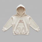 Krem renkli, Oeko-Tex sertifikalı kalın polar çocuk kapüşonlu sweatshirt. Göğüs kısmında kırmızı renkli "MOM'S BEST" yazısı ve hemen altında renkli noktalarla detaylandırılmış "F.R.I.E.N.D" nakışı yer alır. İçi şardonlu dokusu kışın rüzgarı keser, sıcak tutar ve terletmez. Fermuarsız tasarımı, kanguru cebi ve yüksek kalite Alman nakış işçiliğiyle üretilmiş, anneler ve çocukları için tasarlanmış premium kışlık tasarım.