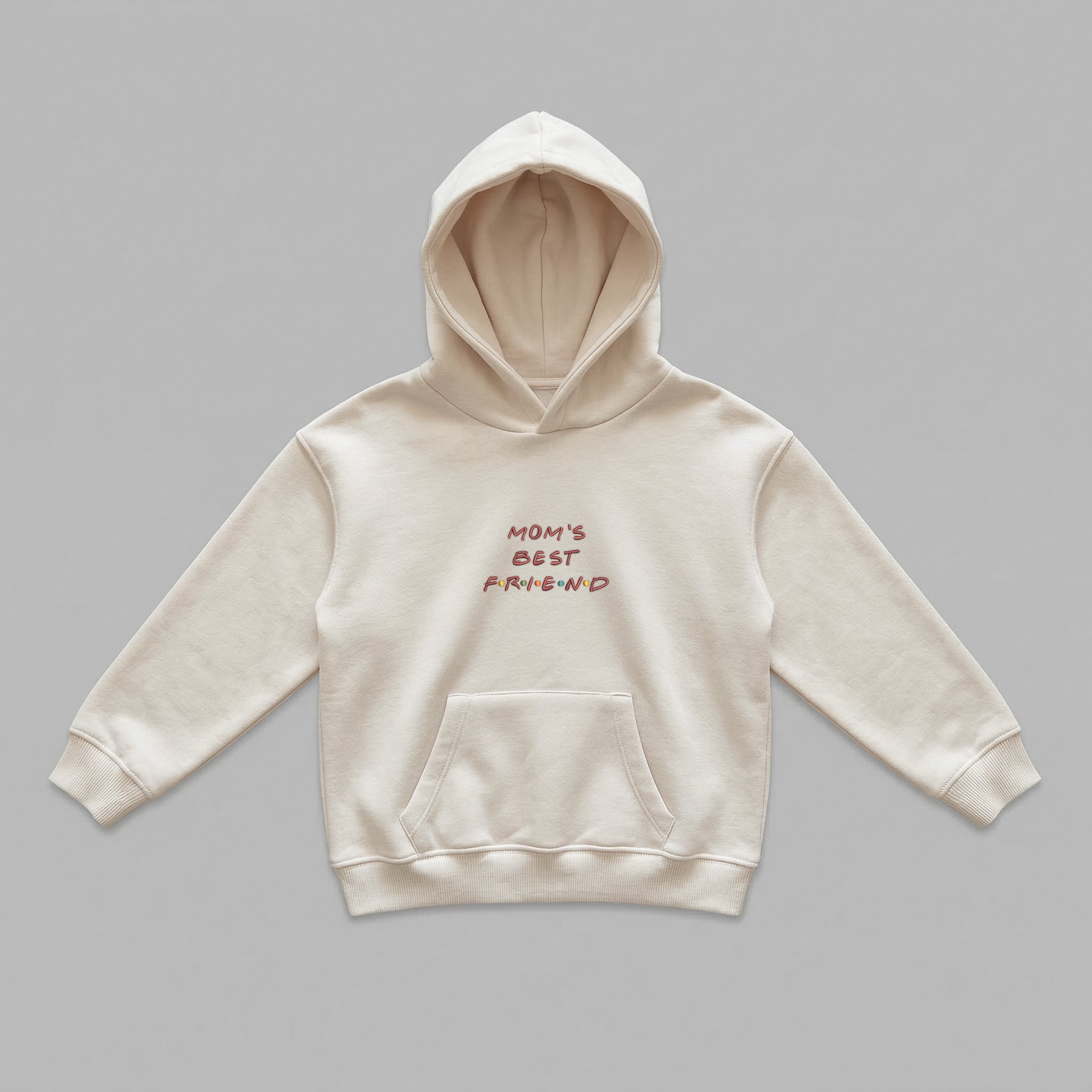 Krem renkli, Oeko-Tex sertifikalı kalın polar çocuk kapüşonlu sweatshirt. Göğüs kısmında kırmızı renkli "MOM'S BEST" yazısı ve hemen altında renkli noktalarla detaylandırılmış "F.R.I.E.N.D" nakışı yer alır. İçi şardonlu dokusu kışın rüzgarı keser, sıcak tutar ve terletmez. Fermuarsız tasarımı, kanguru cebi ve yüksek kalite Alman nakış işçiliğiyle üretilmiş, anneler ve çocukları için tasarlanmış premium kışlık tasarım.