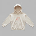 Anneler ve çocukları arasındaki sevgiyi yansıtan, çocuk çizimi detaylı My Superhero Is My Mom nakışına sahip krem renkli çocuk kapüşonlu sweatshirt. İçi kalın polar kumaşıyla kış aylarında rüzgarı kesip sıcak tutarken, nefes alan yapısıyla terleme yapmaz. Kanguru cebi ve esnek manşetleriyle 2-7 yaş çocuklar için idealdir. Oeko-Tex sertifikalı ve Alman nakış işçiliğiyle üretilmiş uzun ömürlü, pürüzsüz yüzeyli premium kışlık giyim.
