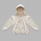 Anneler ve çocukları arasındaki sevgiyi yansıtan, çocuk çizimi detaylı My Superhero Is My Mom nakışına sahip krem renkli çocuk kapüşonlu sweatshirt. İçi kalın polar kumaşıyla kış aylarında rüzgarı kesip sıcak tutarken, nefes alan yapısıyla terleme yapmaz. Kanguru cebi ve esnek manşetleriyle 2-7 yaş çocuklar için idealdir. Oeko-Tex sertifikalı ve Alman nakış işçiliğiyle üretilmiş uzun ömürlü, pürüzsüz yüzeyli premium kışlık giyim.