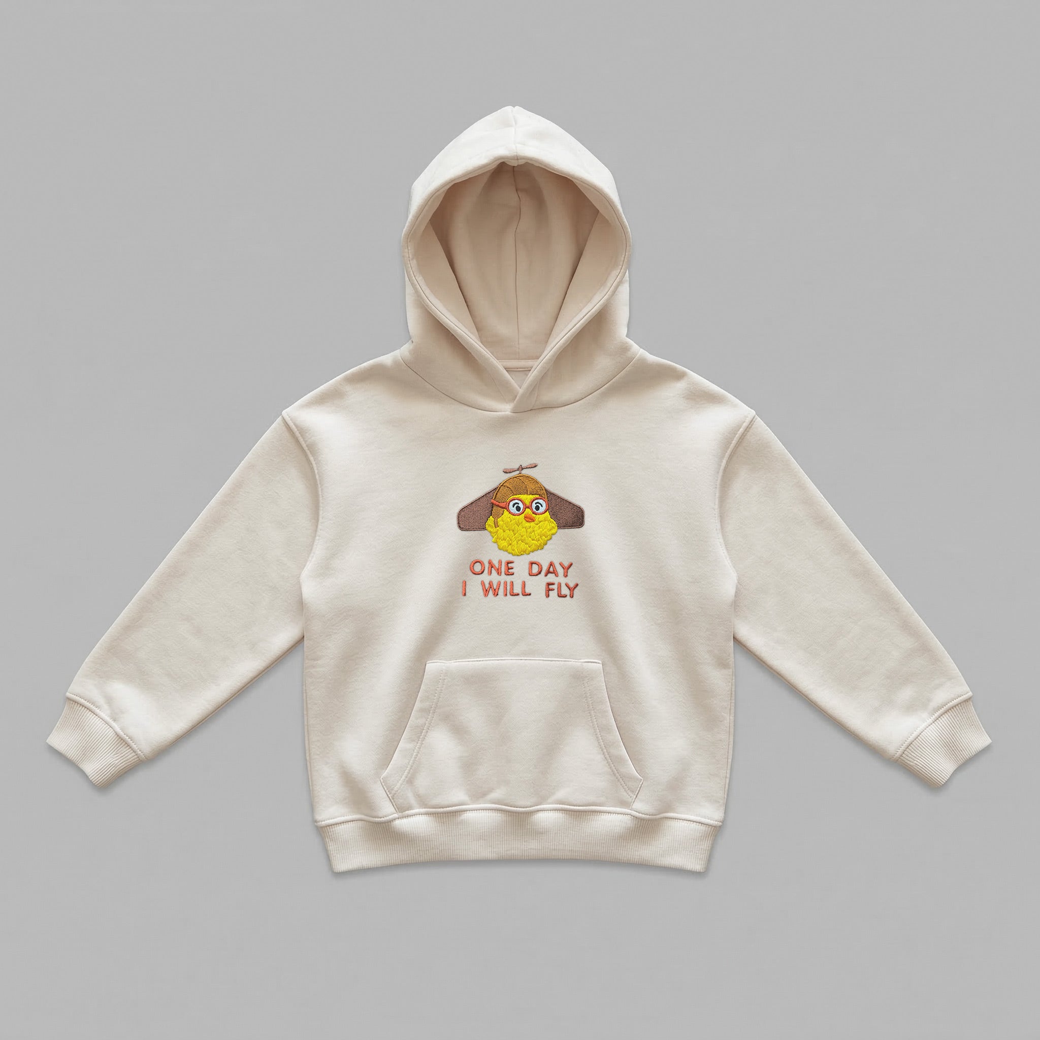 Krem renkli, Oeko-Tex sertifikalı kalın polar çocuk kapüşonlu sweatshirt. Göğüs kısmında havacı şapkası ve gözlüğü takmış sevimli sarı civciv figürü ile turuncu iplikle işlenmiş "ONE DAY I WILL FLY" nakışı yer alır. İçi şardonlu dokusu kışın sıcak tutar, rüzgarı keser ve terletmez. Fermuarsız tasarımı, kanguru cebi ve birinci sınıf Alman nakış işçiliği ile üretilmiştir. Çocuklar için premium, eğlenceli ve sıcacık tutan kışlık tasarım.