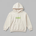 Krem renkli, Oeko-Tex sertifikalı kalın polar çocuk kapüşonlu sweatshirt detayı. Göğüs kısmında, mavi iplikle çevrelenmiş "PLAYER" yazısının ortasında neon yeşil iplikle işlenmiş bir oyun kolu figürü bulunur. Yüksek kalite Alman nakış işçiliği ile üretilmiştir. İçi şardonlu polar dokusu kış aylarında rüzgarı keser ve terletmeden sıcak tutar. Fermuarsız tasarımı, kanguru cebi, esnek manşetleri ve ribana etek ucu ile 2-7 yaş çocuk giyimine konfor sunan premium oyuncu temalı kışlık sweatshirt.