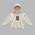 Krem renkli, Oeko-Tex sertifikalı polar çocuk kapüşonlu sweatshirt. Göğüs kısmında retro pixel art temalı, kanaviçe (cross stitch) tekniği görünümüyle işlenmiş renkli konserve sardalya figürü yer alır. İçi şardonlu nefes alan dokusu; serin yaz akşamlarında, bahar ve kış aylarında üşütmez, terletmeden konfor sağlar. Fermuarsız tasarımı, kanguru cebi ve birinci sınıf Alman nakış ipliği kullanılarak özenle üretilmiş, çocukların stiline nostaljik ve eğlenceli bir dokunuş katan premium tasarım.