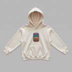 Krem renkli, Oeko-Tex sertifikalı polar çocuk kapüşonlu sweatshirt. Göğüs kısmında retro pixel art temalı, kanaviçe (cross stitch) tekniği görünümüyle işlenmiş renkli konserve sardalya figürü yer alır. İçi şardonlu nefes alan dokusu; serin yaz akşamlarında, bahar ve kış aylarında üşütmez, terletmeden konfor sağlar. Fermuarsız tasarımı, kanguru cebi ve birinci sınıf Alman nakış ipliği kullanılarak özenle üretilmiş, çocukların stiline nostaljik ve eğlenceli bir dokunuş katan premium tasarım.