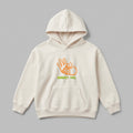2-7 yaş çocuklar için krem renkli, içi polarlı şardonlu kapüşonlu sweatshirt. Göğsünde "Magic? Yes." yazısı ve turuncu el işareti bulunan eğlenceli bir nakış tasarımı yer alır. Oeko-Tex sertifikalı, %65 pamuklu tok kumaşı sayesinde kış aylarında rüzgarı keser ve terletmeden sıcacık tutar. Geniş kanguru cebi ve esnek manşetleri çocuklara oyun oynarken maksimum hareket özgürlüğü sunar. Sağlıklı, kaliteli ve dayanıklı premium kışlık kıyafet arayan ebeveynler için ideal bir seçenektir.