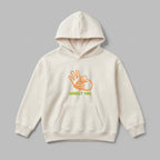 2-7 yaş çocuklar için krem renkli, içi polarlı şardonlu kapüşonlu sweatshirt. Göğsünde "Magic? Yes." yazısı ve turuncu el işareti bulunan eğlenceli bir nakış tasarımı yer alır. Oeko-Tex sertifikalı, %65 pamuklu tok kumaşı sayesinde kış aylarında rüzgarı keser ve terletmeden sıcacık tutar. Geniş kanguru cebi ve esnek manşetleri çocuklara oyun oynarken maksimum hareket özgürlüğü sunar. Sağlıklı, kaliteli ve dayanıklı premium kışlık kıyafet arayan ebeveynler için ideal bir seçenektir.