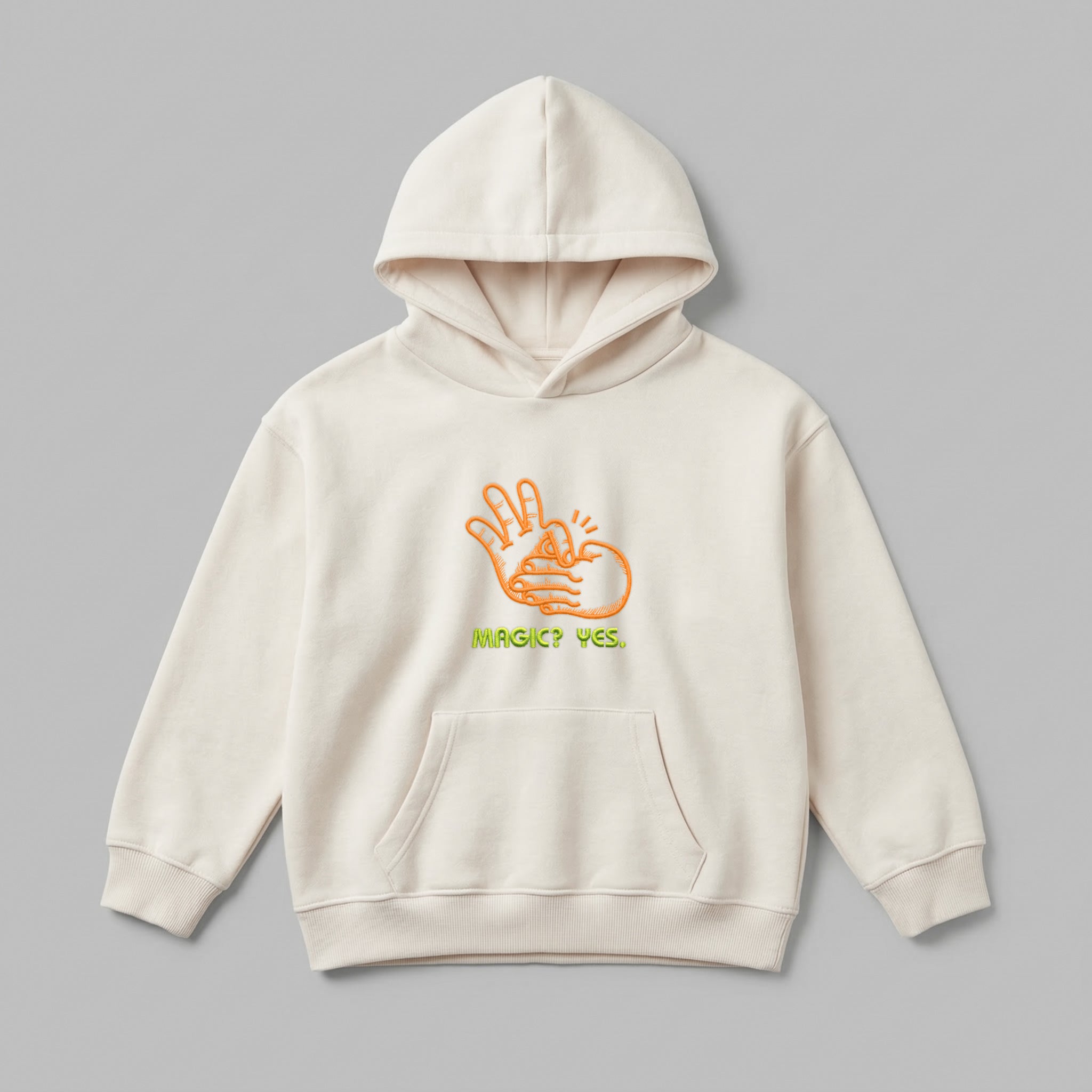 2-7 yaş çocuklar için krem renkli, içi polarlı şardonlu kapüşonlu sweatshirt. Göğsünde "Magic? Yes." yazısı ve turuncu el işareti bulunan eğlenceli bir nakış tasarımı yer alır. Oeko-Tex sertifikalı, %65 pamuklu tok kumaşı sayesinde kış aylarında rüzgarı keser ve terletmeden sıcacık tutar. Geniş kanguru cebi ve esnek manşetleri çocuklara oyun oynarken maksimum hareket özgürlüğü sunar. Sağlıklı, kaliteli ve dayanıklı premium kışlık kıyafet arayan ebeveynler için ideal bir seçenektir.