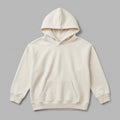 Kendi yaratıcı tasarımlarınızı sergilemeniz için hazırlanan, krem renkli boş çocuk kapüşonlu sweatshirt mockup modeli. %65 pamuklu rüzgar kesen kumaşı ve içi kalın şardonlu yapısıyla soğuk kış günlerinin vazgeçilmez kalitesini yansıtır. Çocukların hassas cildine dost, nefes alan ve terletmeyen premium dokusu görselde netçe hissedilir. 2-7 yaş kalıbında, esnek etek ucu ve kanguru cebiyle tasarlanan, kişiselleştirmeye uygun dayanıklı ve şık bir zemin sunar.