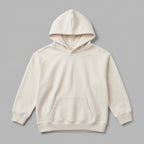 Kendi yaratıcı tasarımlarınızı sergilemeniz için hazırlanan, krem renkli boş çocuk kapüşonlu sweatshirt mockup modeli. %65 pamuklu rüzgar kesen kumaşı ve içi kalın şardonlu yapısıyla soğuk kış günlerinin vazgeçilmez kalitesini yansıtır. Çocukların hassas cildine dost, nefes alan ve terletmeyen premium dokusu görselde netçe hissedilir. 2-7 yaş kalıbında, esnek etek ucu ve kanguru cebiyle tasarlanan, kişiselleştirmeye uygun dayanıklı ve şık bir zemin sunar.