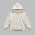 Yeni tasarımlarınızı müşterilerinize sunmak için hazırlanan krem renkli boş çocuk hoodie mockup modeli. %65 pamuklu rüzgar geçirmeyen dış yüzeyi ve içi kalın şardonlu polar dokusu, çocukları soğuktan korurken nefes alan yapısıyla terlemeyi engeller. Oeko-Tex onaylı bu konforlu tasarım, 2-7 yaş için tasarlanmış dayanıklı kanguru cebi ve kalın ribana etek ucuyla öne çıkar. Kendi nakış veya baskı çalışmalarınız için pürüzsüz, kaliteli ve uzun ömürlü bir zemin sunar.