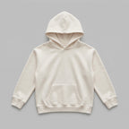 Yeni tasarımlarınızı müşterilerinize sunmak için hazırlanan krem renkli boş çocuk hoodie mockup modeli. %65 pamuklu rüzgar geçirmeyen dış yüzeyi ve içi kalın şardonlu polar dokusu, çocukları soğuktan korurken nefes alan yapısıyla terlemeyi engeller. Oeko-Tex onaylı bu konforlu tasarım, 2-7 yaş için tasarlanmış dayanıklı kanguru cebi ve kalın ribana etek ucuyla öne çıkar. Kendi nakış veya baskı çalışmalarınız için pürüzsüz, kaliteli ve uzun ömürlü bir zemin sunar.