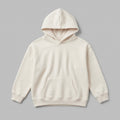 Kendi yaratıcı tasarımlarınızı sergilemeniz için hazırlanan, krem renkli boş çocuk kapüşonlu sweatshirt mockup modeli. %65 pamuklu rüzgar kesen kumaşı ve içi kalın şardonlu yapısıyla soğuk kış günlerinin vazgeçilmez kalitesini yansıtır. Çocukların hassas cildine dost, nefes alan ve terletmeyen premium dokusu görselde netçe hissedilir. 2-7 yaş kalıbında, esnek etek ucu ve kanguru cebiyle tasarlanan, kişiselleştirmeye uygun dayanıklı ve şık bir zemin sunar.