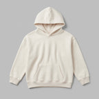 Kendi yaratıcı tasarımlarınızı sergilemeniz için hazırlanan, krem renkli boş çocuk kapüşonlu sweatshirt mockup modeli. %65 pamuklu rüzgar kesen kumaşı ve içi kalın şardonlu yapısıyla soğuk kış günlerinin vazgeçilmez kalitesini yansıtır. Çocukların hassas cildine dost, nefes alan ve terletmeyen premium dokusu görselde netçe hissedilir. 2-7 yaş kalıbında, esnek etek ucu ve kanguru cebiyle tasarlanan, kişiselleştirmeye uygun dayanıklı ve şık bir zemin sunar.