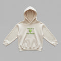 2-7 yaş arası çocuklar için krem renkli, içi polarlı şardonlu kapüşonlu sweatshirt. Göğsünde eğlenceli uzaylı yüzü ve 'TAKE ME TO YOUR FEEDER' yazılı nakış tasarımı yer alır. Oeko-Tex sertifikalı, %65 pamuklu tok kumaşı sayesinde kış aylarında rüzgarı keser ve sıcacık tutarken cildi terletmez. Geniş kanguru cebi ve esnek ribana manşetleri çocuklara oyun oynarken maksimum hareket özgürlüğü sunar. Sağlıklı, kaliteli ve dayanıklı premium kışlık kıyafet arayan ebeveynler için ideal bir seçenektir.
