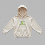 2-7 yaş arası çocuklar için krem renkli, içi polarlı şardonlu kapüşonlu sweatshirt. Göğsünde eğlenceli uzaylı yüzü ve 'TAKE ME TO YOUR FEEDER' yazılı nakış tasarımı yer alır. Oeko-Tex sertifikalı, %65 pamuklu tok kumaşı sayesinde kış aylarında rüzgarı keser ve sıcacık tutarken cildi terletmez. Geniş kanguru cebi ve esnek ribana manşetleri çocuklara oyun oynarken maksimum hareket özgürlüğü sunar. Sağlıklı, kaliteli ve dayanıklı premium kışlık kıyafet arayan ebeveynler için ideal bir seçenektir.