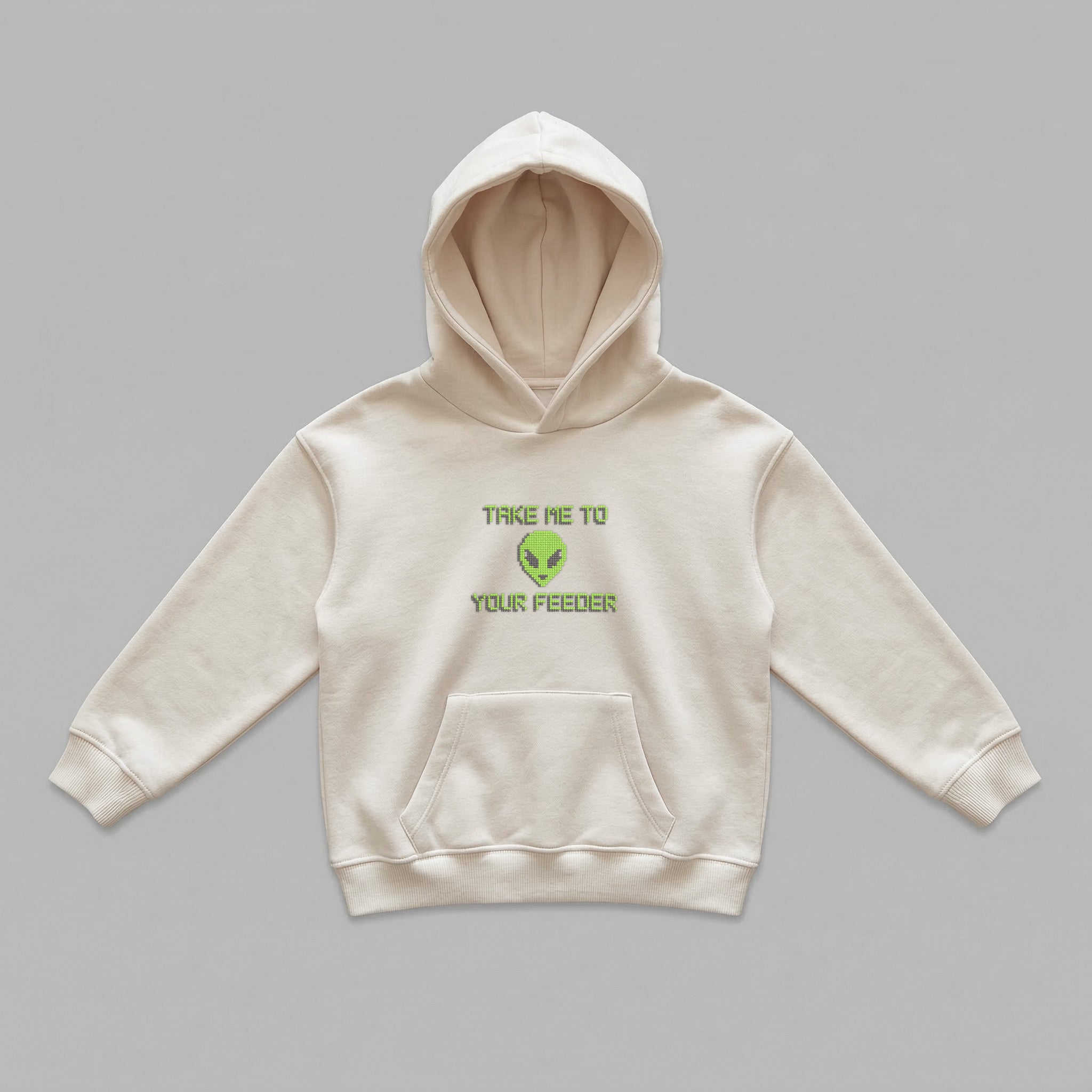 2-7 yaş arası çocuklar için krem renkli, içi polarlı şardonlu kapüşonlu sweatshirt. Göğsünde eğlenceli uzaylı yüzü ve 'TAKE ME TO YOUR FEEDER' yazılı nakış tasarımı yer alır. Oeko-Tex sertifikalı, %65 pamuklu tok kumaşı sayesinde kış aylarında rüzgarı keser ve sıcacık tutarken cildi terletmez. Geniş kanguru cebi ve esnek ribana manşetleri çocuklara oyun oynarken maksimum hareket özgürlüğü sunar. Sağlıklı, kaliteli ve dayanıklı premium kışlık kıyafet arayan ebeveynler için ideal bir seçenektir.