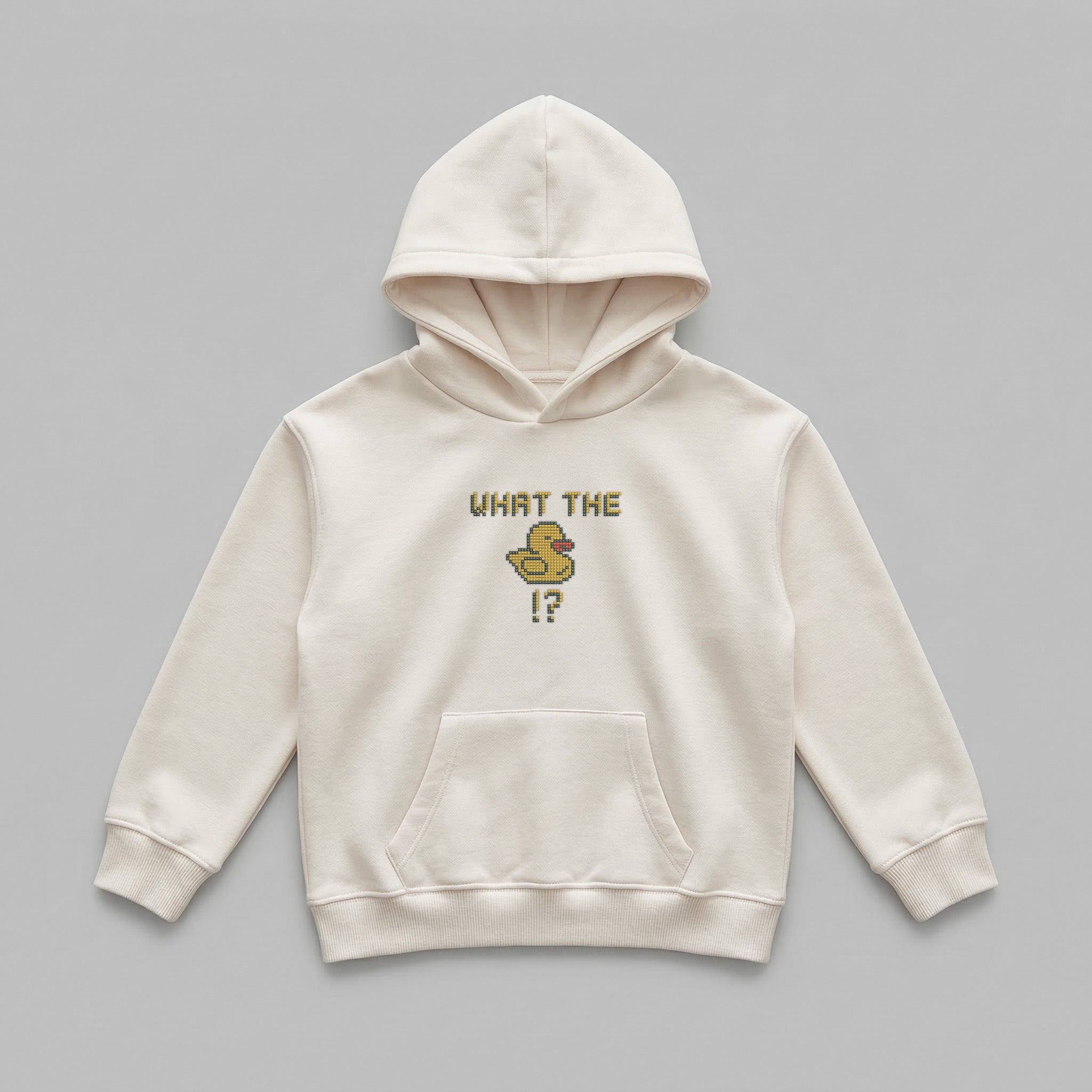 2-7 yaş arası çocuklar için krem renkli, içi şardonlu polar kapüşonlu sweatshirt. Göğsünde esprili piksel sanat ördek figürü ve 'WHAT THE DUCK!?' yazılı nakış tasarımı yer alır. Oeko-Tex sertifikalı, %65 pamuklu tok kumaşı sayesinde kış aylarında rüzgarı keser ve sıcacık tutarken cildi terletmez. Geniş kanguru cebi ve esnek ribana manşetleriyle çocuklara oyun oynarken maksimum hareket özgürlüğü ve konfor sunan, kaliteli ve dayanıklı premium kışlık kıyafet seçeneği.