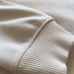 Krem renkli pamuklu çocuk kapüşonlu sweatshirt modelinin soğuk havanın ve rüzgarın içeri girmesini engelleyen kalın, fitilli ve esnek ribana kol manşeti detayı. Bileği nazikçe sararak çocukların hareket özgürlüğünü kısıtlamayan konforlu ve ergonomik yapı. Şardonlu iç yüzeyi ve Oeko-Tex sertifikalı güvenilir dokusuyla kış aylarının vazgeçilmezi olan bu hoodie, yüksek kalite dikiş işçiliği sayesinde uzun süreli kullanımlarda ve yıkamalarda manşet kısımlarında bollaşma yapmayan bir tasarıma sahiptir.