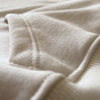 Krem renkli pamuklu çocuk kapüşonlu sweatshirt modelinin kanguru cep köşesindeki pürüzsüz birleşim noktasını ve tok kumaş yapısını gösteren yakın çekim. Dış mekan aktivitelerinde çocukların ellerini soğuktan koruyan kullanışlı ve geniş cep detayı. İçi polarlı sıcak tutan dokusu, terlemeyi önleyen ideal pamuk içeriği ve uluslararası Oeko-Tex güvenilirlik sertifikasıyla üretilmiş bu hoodie, ince işçiliğiyle dikkat çeken ve zorlu kış şartlarında çocuklara maksimum konfor sağlayan üst giyim ürünüdür.