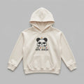 2-7 yaş çocuklara özel krem renkli kapüşonlu sweatshirt önden görünümü. Göğsünde esprili '5% UNICORN, 95% NINJA' yazısı ve sevimli panda nakışı bulunur. %65 pamuklu şardonlu iç dokusu kışın terletmeden sıcak tutar. Oeko-Tex sertifikalı bu çocuk hoodie, geniş kanguru cebi ve esnek manşetleriyle hareket özgürlüğü sağlar. Sağlıklı, kaliteli ve dayanıklı kışlık üst giyim arayan ebeveynler için ideal, rüzgarı kesen pürüzsüz pamuklu dış yüzeye sahip premium bir tasarımdır.