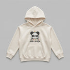 2-7 yaş çocuklara özel krem renkli kapüşonlu sweatshirt önden görünümü. Göğsünde esprili '5% UNICORN, 95% NINJA' yazısı ve sevimli panda nakışı bulunur. %65 pamuklu şardonlu iç dokusu kışın terletmeden sıcak tutar. Oeko-Tex sertifikalı bu çocuk hoodie, geniş kanguru cebi ve esnek manşetleriyle hareket özgürlüğü sağlar. Sağlıklı, kaliteli ve dayanıklı kışlık üst giyim arayan ebeveynler için ideal, rüzgarı kesen pürüzsüz pamuklu dış yüzeye sahip premium bir tasarımdır.