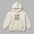 2-7 yaş çocuklara özel krem renkli kapüşonlu sweatshirt modelinin önden görünümü. Göğüs kısmında piksel lama figürü ve 'NO PROBLLAMA' yazısı bulunan esprili nakış tasarımı. Oeko-Tex sertifikalı %65 pamuklu tok kumaşı ve şardonlu polar iç yüzeyi kışın terletmeden sıcak tutar. Geniş kanguru cebi ve esnek manşetleriyle hareket özgürlüğü sağlayan, rüzgarı kesen pürüzsüz dış yüzeye sahip komik tasarımlı premium çocuk kışlık üst giyim seçeneğidir.