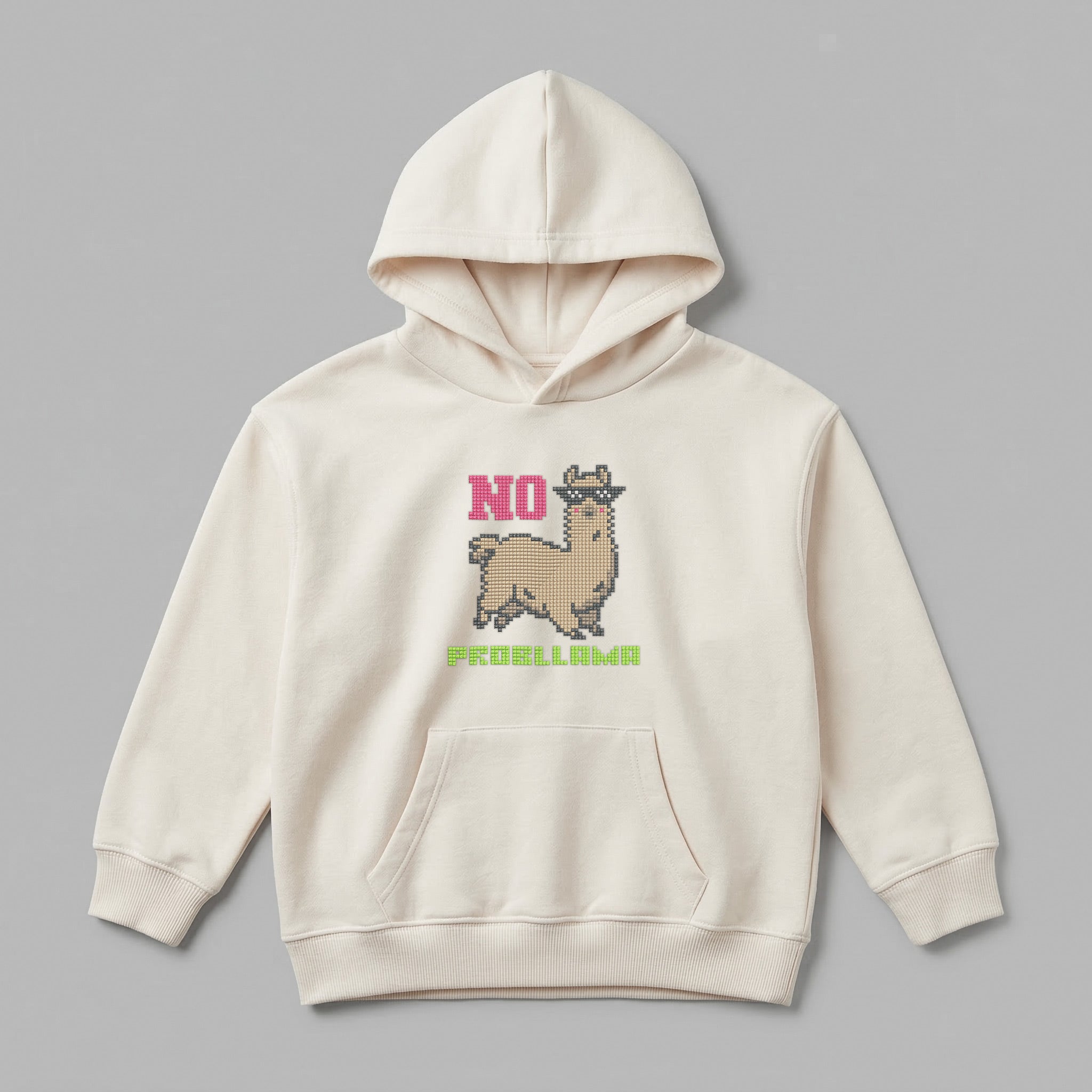 2-7 yaş çocuklara özel krem renkli kapüşonlu sweatshirt modelinin önden görünümü. Göğüs kısmında piksel lama figürü ve 'NO PROBLLAMA' yazısı bulunan esprili nakış tasarımı. Oeko-Tex sertifikalı %65 pamuklu tok kumaşı ve şardonlu polar iç yüzeyi kışın terletmeden sıcak tutar. Geniş kanguru cebi ve esnek manşetleriyle hareket özgürlüğü sağlayan, rüzgarı kesen pürüzsüz dış yüzeye sahip komik tasarımlı premium çocuk kışlık üst giyim seçeneğidir.