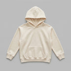 2-7 yaş çocuklar için tasarlanmış, sade krem renkli kapüşonlu sweatshirt modelinin önden tam görünümü. %65 pamuklu ve içi şardonlu yapısıyla kış aylarında ısı yalıtımı sağlarken cildi terletmez. Oeko-Tex sertifikalı bu premium çocuk hoodie, esnek ribana manşetleri ve geniş kanguru cebiyle maksimum hareket özgürlüğü sunar. Kaliteli, uzun ömürlü ve sağlıklı kışlık üst giyim arayan ebeveynler için ideal, yıpranmaya dayanıklı pürüzsüz dış yüzeye sahip kalın pamuklu çocuk kıyafeti tasarımıdır.