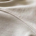 Krem renkli içi şardonlu çocuk kapüşonlu sweatshirt modelinin dökümlü duruş sergileyen, pürüzsüz ve tok pamuklu dış kumaş yüzeyini gösteren yakın plan çekim. Aktif çocukların günlük kullanımı için özel üretilmiş, yıkamalara karşı formunu kaybetmeyen yüksek gramajlı materyal. Vücut ısısını hapseden %65 pamuk içerikli Oeko-Tex sertifikalı bu tasarım, kaliteli ve sağlıklı kışlık çocuk giyim arayışındaki aileler için beklentileri tam karşılayan, tüylenme yapmayan premium bir kışlık seçenektir.