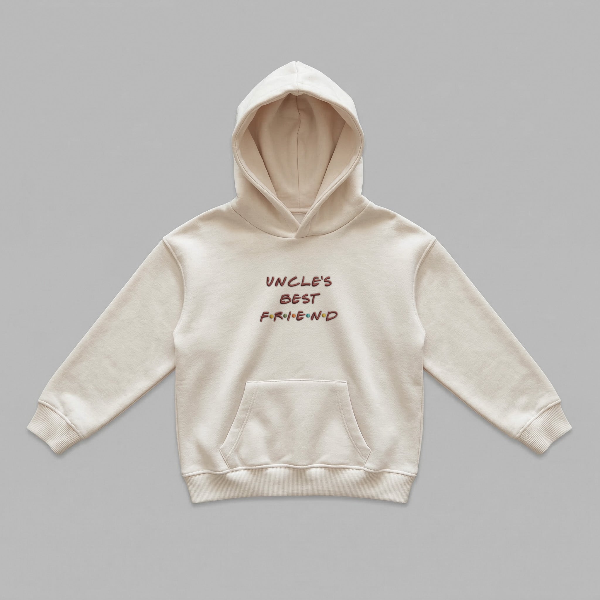2-7 yaş arası çocuklar için özel üretilen krem renkli kapüşonlu sweatshirt önden görünümü. Dayı ve amcalara hediye edilebilecek 'UNCLE'S BEST FRIEND' nakışlı konsept tasarım. %65 pamuklu şardonlu iç dokusu kış aylarında terletmeden sıcak tutar. Oeko-Tex sertifikalı bu çocuk hoodie, geniş kanguru cebi ve esnek manşetleriyle hareket özgürlüğü sağlar. Kaliteli ve dayanıklı kışlık çocuk üst giyim arayan ebeveynler için ideal, rüzgarı kesen pürüzsüz dış yüzeye sahip tasarımdır.