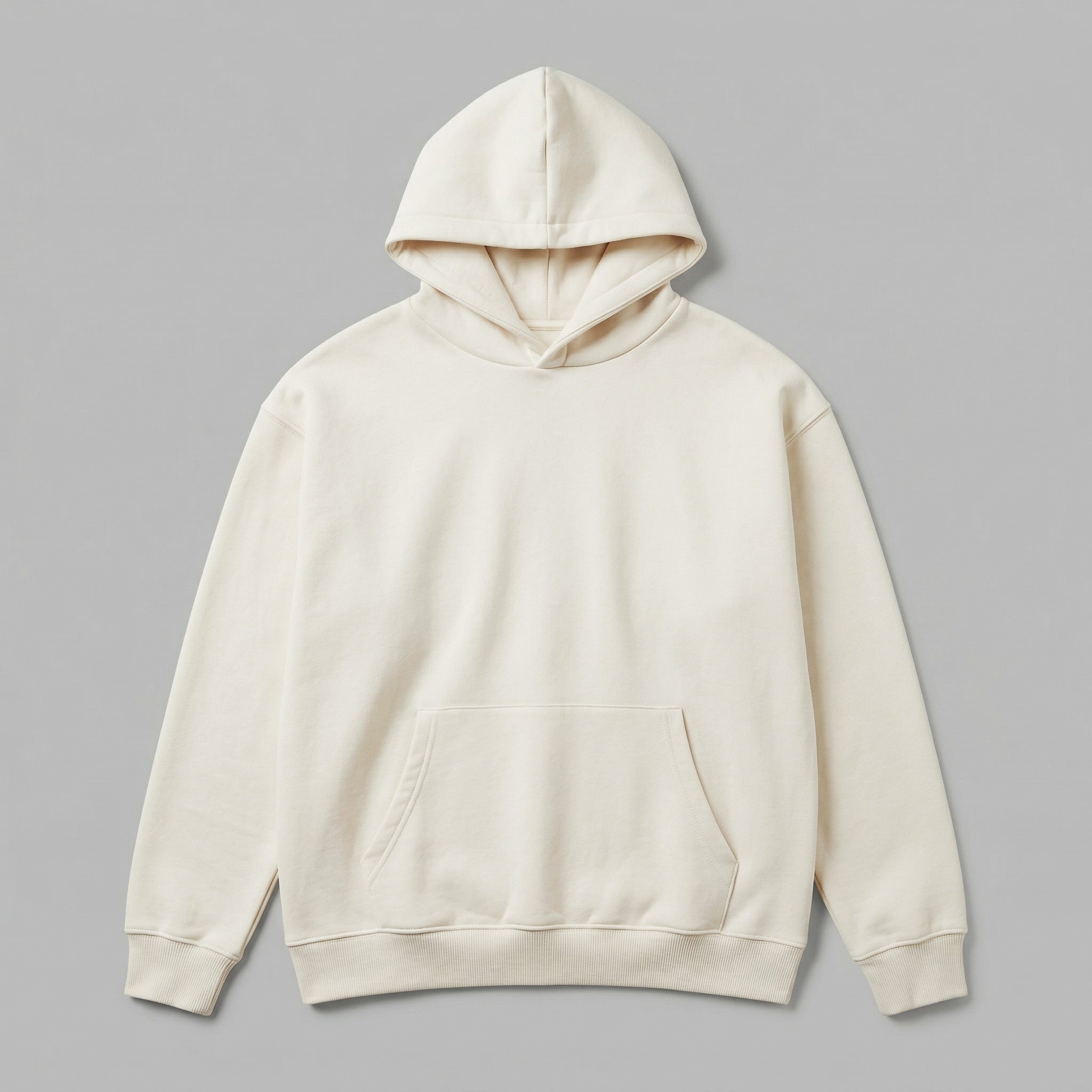 Ebeveyn kombinleri ve özel tasarım fikirleriniz için hazırlanmış krem renkli boş yetişkin hoodie mockup görseli. İçi kalın polar ve %65 pamuklu rüzgar kesen kumaş yapısıyla soğuk kış aylarının vazgeçilmez rahatlığını sunar. Oeko-Tex standartlarına sahip, terletmeyen ve nefes alan dökümlü yapısı sayesinde gün boyu konfor sağlar. Kalın ribana etek ucu ve pratik kanguru cebiyle öne çıkan bu pürüzsüz yüzeyli premium model, kendi nakışlarınızı uygulamak için kusursuz bir zemindir.