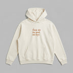 Günlük kombinlerinize anlam katan These are the good old days nakışlı, krem renkli yetişkin hoodie. Birinci sınıf Alman nakış tekniği kullanılarak özenle tasarlanmıştır. %65 pamuklu rüzgar geçirmeyen dış yüzeyi ve içi kalın şardonlu polar kumaşıyla soğuk günlerde üstün ısı yalıtımı sağlarken, nefes alan yapısıyla terlemeyi önler. Oeko-Tex güvencesine sahip bu dökümlü model; dayanıklı kanguru cebi ve kalın ribana etek ucuyla ebeveynler için uzun ömürlü bir konfor sunar.