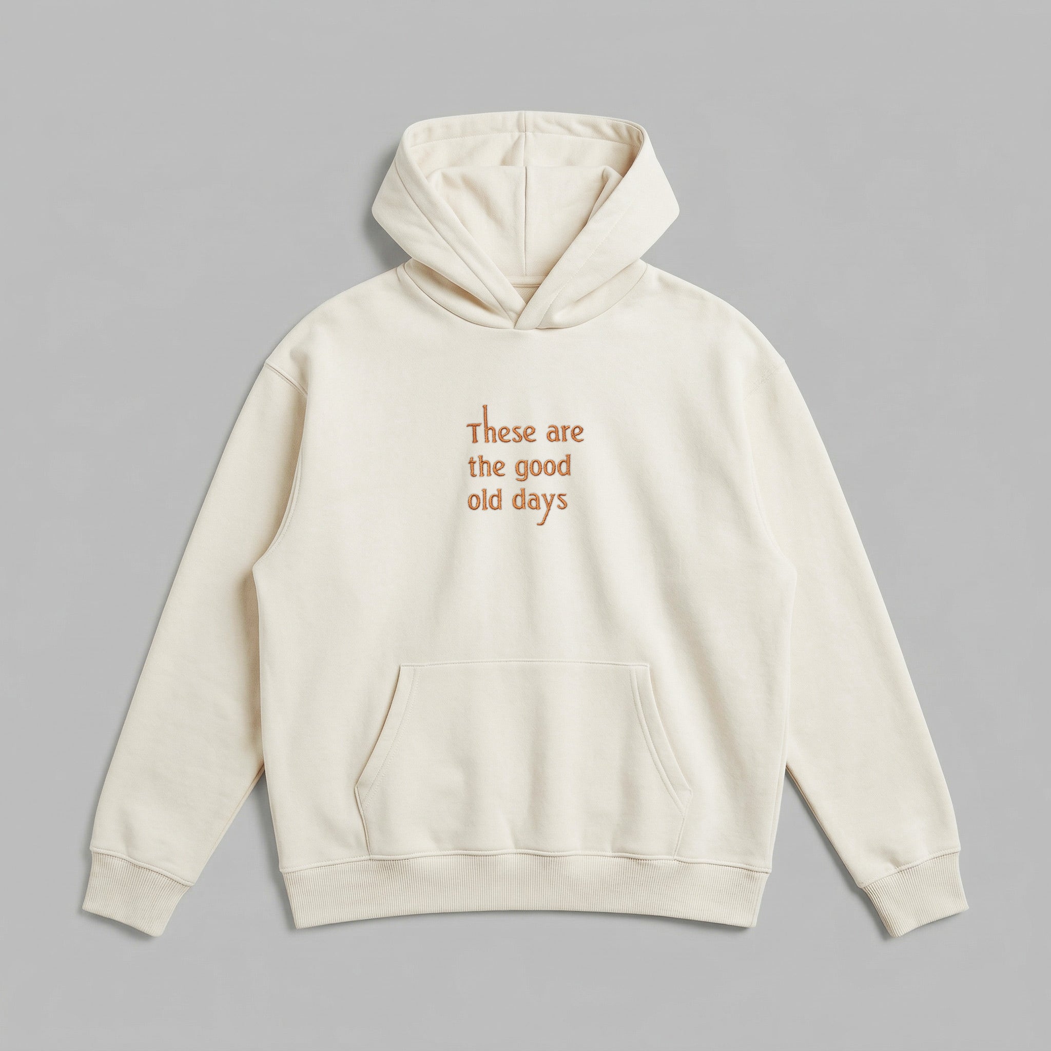 Günlük kombinlerinize anlam katan These are the good old days nakışlı, krem renkli yetişkin hoodie. Birinci sınıf Alman nakış tekniği kullanılarak özenle tasarlanmıştır. %65 pamuklu rüzgar geçirmeyen dış yüzeyi ve içi kalın şardonlu polar kumaşıyla soğuk günlerde üstün ısı yalıtımı sağlarken, nefes alan yapısıyla terlemeyi önler. Oeko-Tex güvencesine sahip bu dökümlü model; dayanıklı kanguru cebi ve kalın ribana etek ucuyla ebeveynler için uzun ömürlü bir konfor sunar.