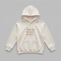2-7 yaş çocuklar için tasarlanmış, kış aylarında rüzgarı kesen ve sıcak tutan krem renkli çocuk kapüşonlu sweatshirt. These are the good old days yazılı Alman nakış işçiliği ile süslenmiştir. İçi kalın şardonlu (polar) %65 pamuklu yapısıyla nefes alır, terletmez. Oeko-Tex sertifikalı bu premium hoodie, geniş kanguru cebi, esnek ribana manşetleri ve pürüzsüz dış yüzeyiyle hem şık hem de dayanıklı bir unisex kışlık giyim alternatifidir.