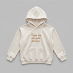 2-7 yaş çocuklar için tasarlanmış, kış aylarında rüzgarı kesen ve sıcak tutan krem renkli çocuk kapüşonlu sweatshirt. These are the good old days yazılı Alman nakış işçiliği ile süslenmiştir. İçi kalın şardonlu (polar) %65 pamuklu yapısıyla nefes alır, terletmez. Oeko-Tex sertifikalı bu premium hoodie, geniş kanguru cebi, esnek ribana manşetleri ve pürüzsüz dış yüzeyiyle hem şık hem de dayanıklı bir unisex kışlık giyim alternatifidir.
