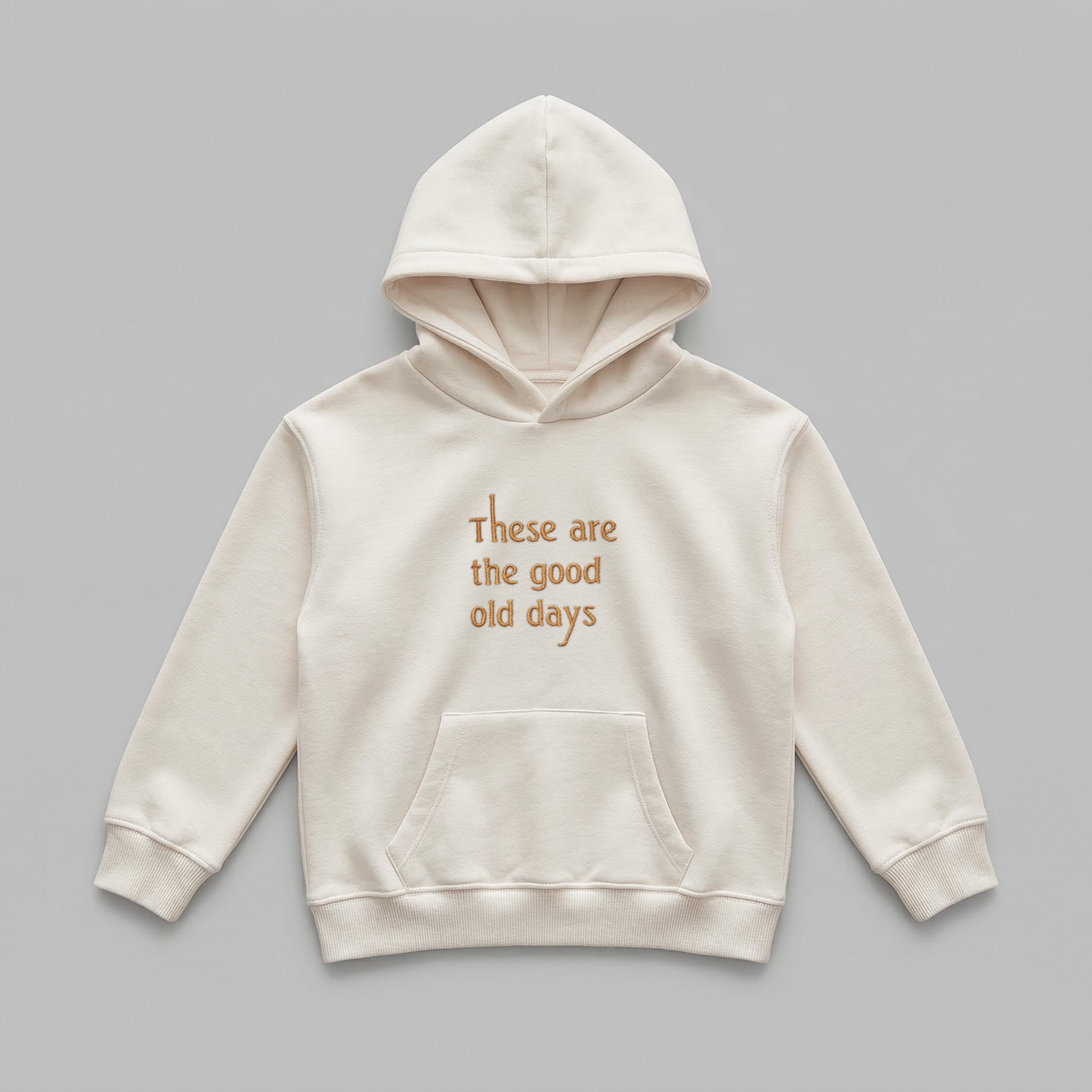 2-7 yaş çocuklar için tasarlanmış, kış aylarında rüzgarı kesen ve sıcak tutan krem renkli çocuk kapüşonlu sweatshirt. These are the good old days yazılı Alman nakış işçiliği ile süslenmiştir. İçi kalın şardonlu (polar) %65 pamuklu yapısıyla nefes alır, terletmez. Oeko-Tex sertifikalı bu premium hoodie, geniş kanguru cebi, esnek ribana manşetleri ve pürüzsüz dış yüzeyiyle hem şık hem de dayanıklı bir unisex kışlık giyim alternatifidir.