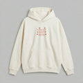 Dünyanın en iyi annelerine özel tasarlanan, krem renkli premium kadın hoodie modeli. Yüksek kalite Alman nakış sanatıyla işlenmiş World's Best Mom mesajı ve zarif yıldız figürleriyle öne çıkar. %65 pamuklu rüzgar geçirmeyen dış yüzeyi ve içi kalın şardonlu polar dokusuyla soğuğa karşı tam koruma sağlarken, dökümlü ve nefes alan yapısıyla terletmez. Oeko-Tex onaylı bu uzun ömürlü model; kullanışlı kanguru cebi ve kalın ribana etek ucuyla konforu şıklıkla birleştirir.