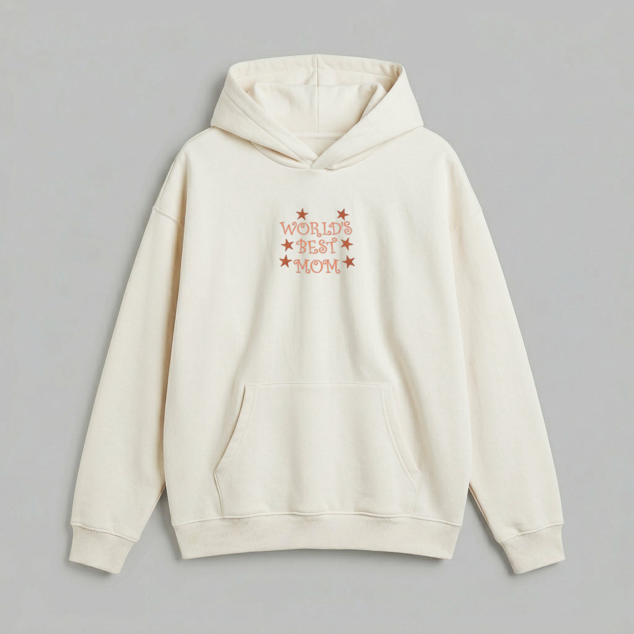 Dünyanın en iyi annelerine özel tasarlanan, krem renkli premium kadın hoodie modeli. Yüksek kalite Alman nakış sanatıyla işlenmiş World's Best Mom mesajı ve zarif yıldız figürleriyle öne çıkar. %65 pamuklu rüzgar geçirmeyen dış yüzeyi ve içi kalın şardonlu polar dokusuyla soğuğa karşı tam koruma sağlarken, dökümlü ve nefes alan yapısıyla terletmez. Oeko-Tex onaylı bu uzun ömürlü model; kullanışlı kanguru cebi ve kalın ribana etek ucuyla konforu şıklıkla birleştirir.