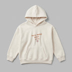 Krem renkli, Oeko-Tex sertifikalı kalın polar çocuk kapüşonlu sweatshirt. Göğüs kısmında çocuk el yazısı stiliyle işlenmiş kiremit renkli "You're doing great DAD!" yazısı ve karalama kalp nakışı yer alır. İçi şardonlu dokusu sıcak tutar ve terletmez. Kanguru cepli, fermuarsız tasarımı ve Alman nakış işçiliğiyle üretilmiş premium kışlık ürün.